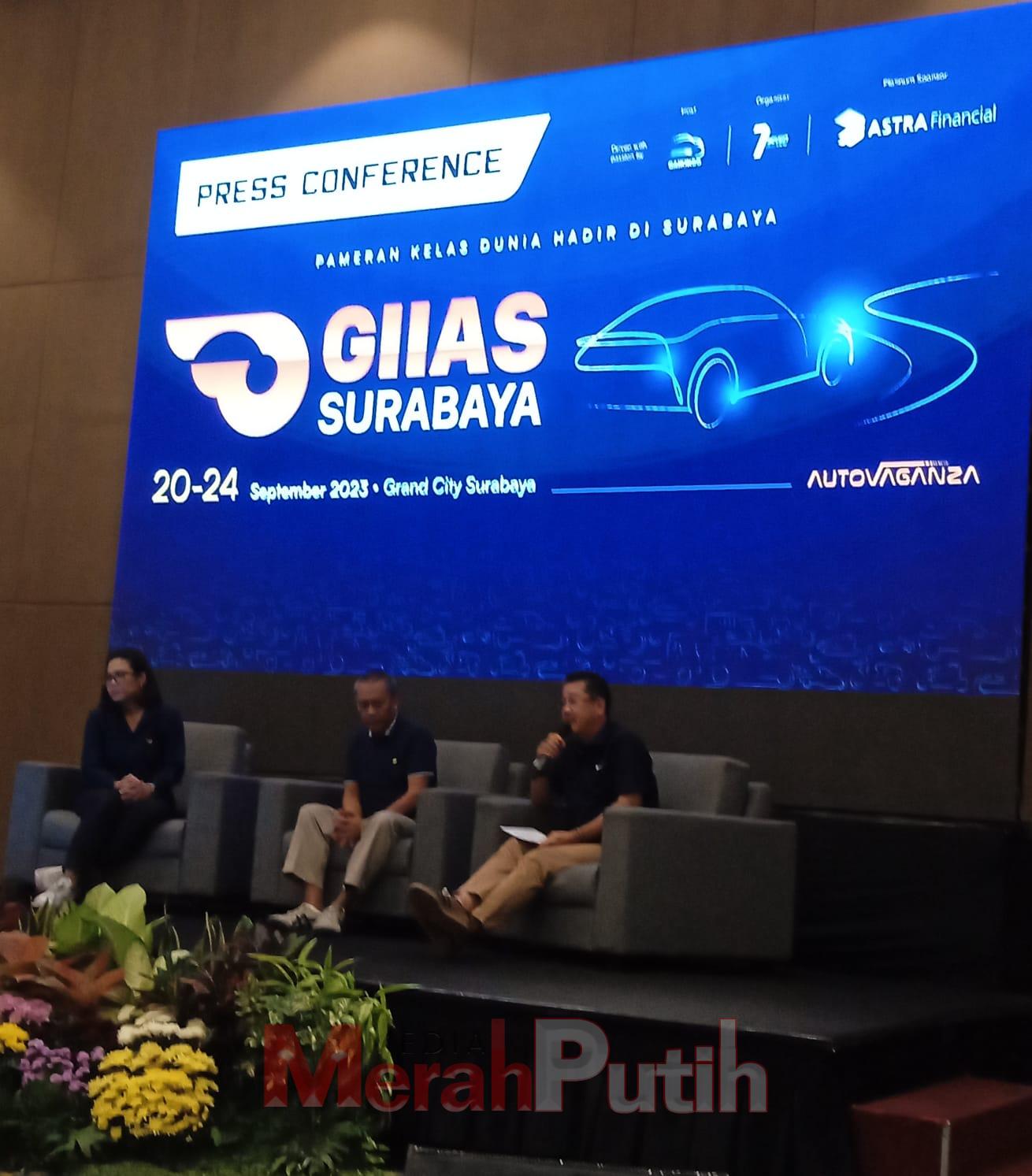 (Sisi kanan sampai ke kiri) Tan Chian Hok Project Director Astra Financial, Kukuh Kumara Sekretaris Umum GAIKINDO, dan Sri Vista Limbong Project Director Seven Event selaku pelaksana pameran GIIAS The Series 2023 saat konferensi pers GIIAS The Series 2023