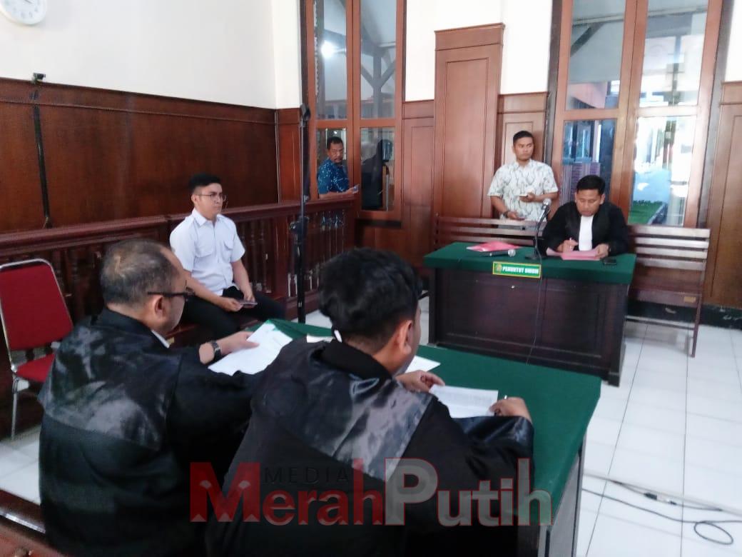 Terdakwa Raditya Arrdhi Sradhana diseret ke Pengadilan terkait dugaan Kekerasan Dalam Rumah Tangga (KDRT) yang mengakibatkan Ary Fitrianita mengalami luka memar, Rabu (13/09/2023) di Pengadilan Negeri (PN) Surabaya I MMP I Totok Prastio