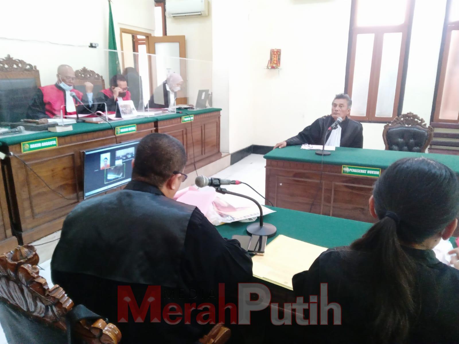 Abdul Hamid dan Lukman Arifin duduk di pesakitan. Keduanya diseret ke Pengadilan terkait perkara menyimpan bahan peledak yang pergunakan untuk bom ikan.
