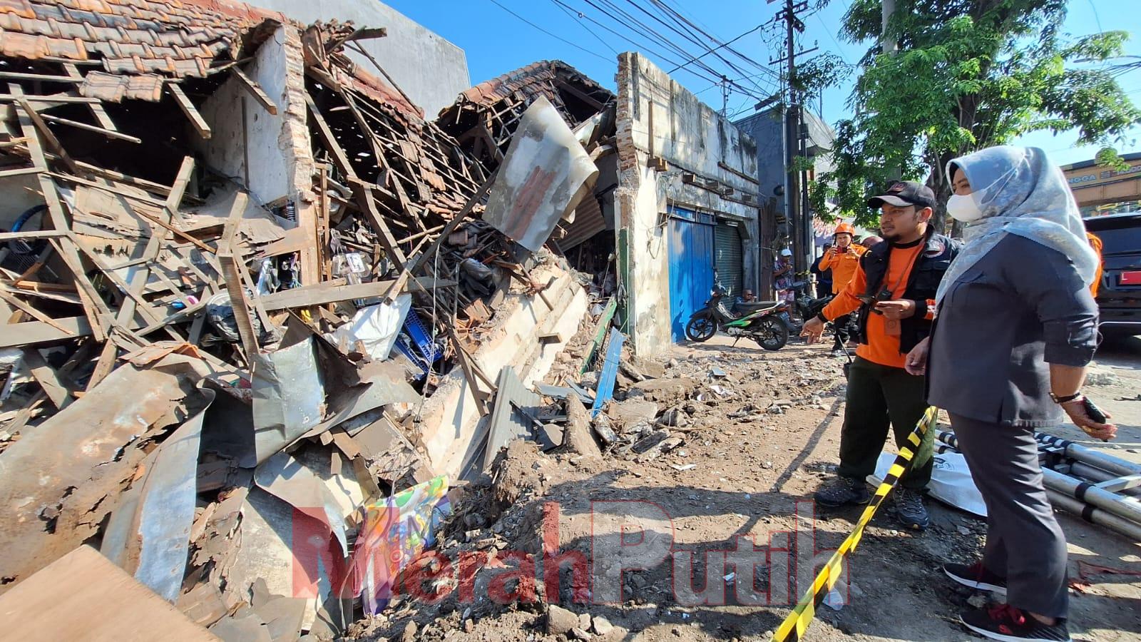 Kepala BPBD Kota Surabaya Laksita Rini Sevriani meninjau langsung ambruknya rumah milik warga di Kapasari, kec Genteng Surabaya I MMP I dms