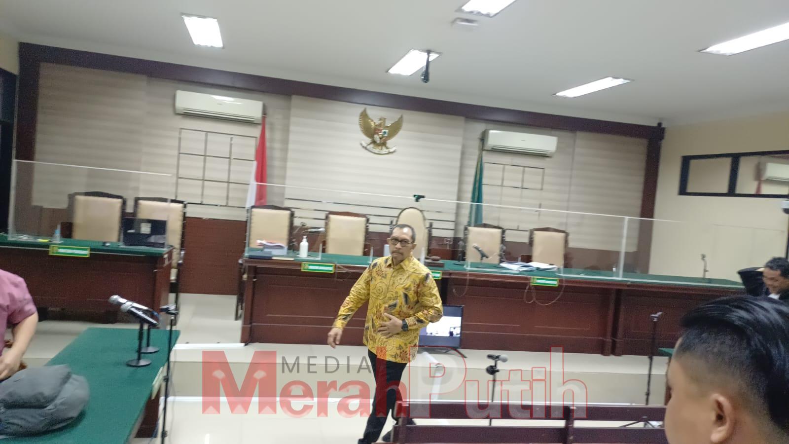eks wakil wakil ketua DPRD Jatim Sahat Tua P Simandjuntak usai menjalani sidang vonis putusan 9 tahun penjara di Pengadilan Tipikor PN Surabaya I MMP I dok