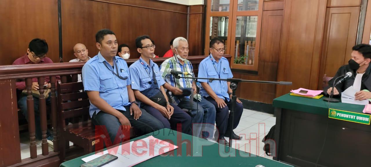 empat karyawan LPP-RI dihadirkan Jaksa Penuntut Umum (JPU) Suparlan Hadiyanto dengan terdakwa penggelapan dana pensiun Asteria Eka Yolanda, Rabu (18/10)