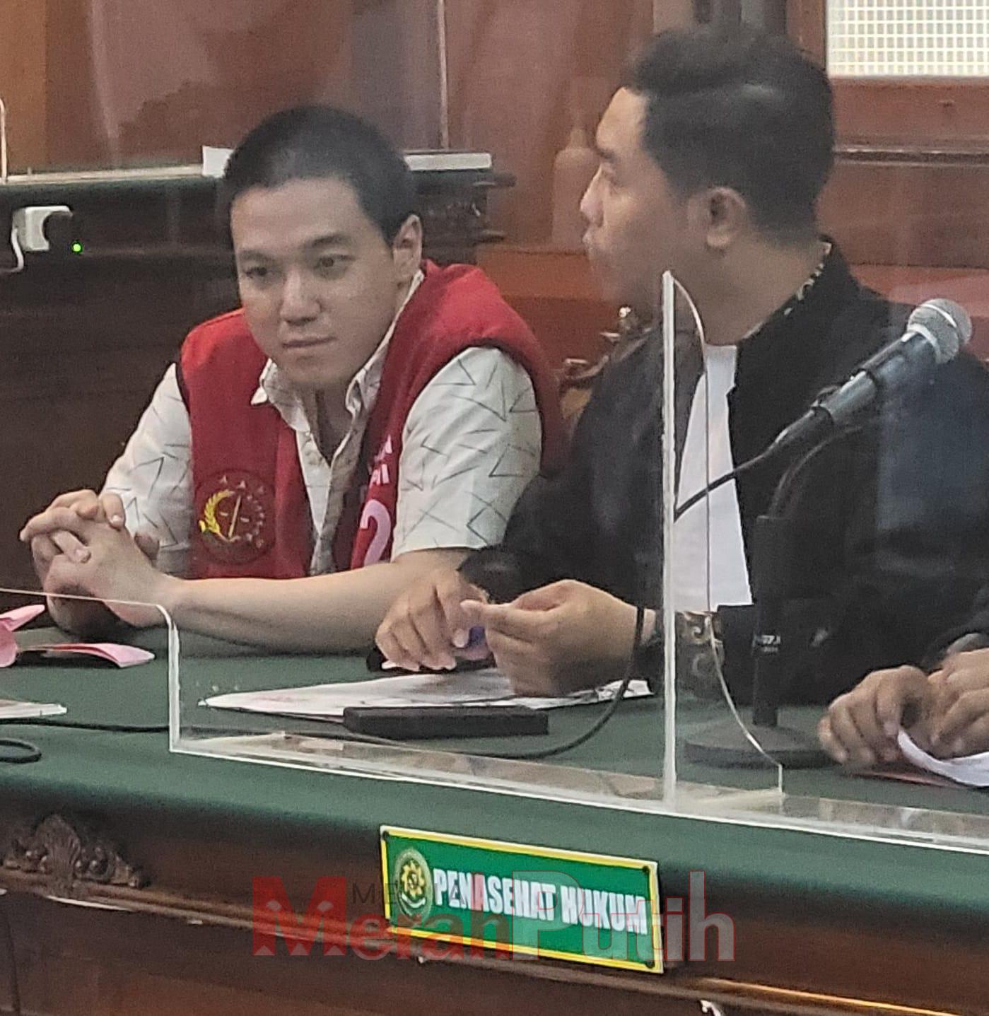Agus Anugerah Yahono terdakwa perkara kepemilikan sabu 3,40 gram dan ganja 124 gram menjalani sidang lanjutan keterangan saksi di Pengadilan Negeri (PN) Surabaya, Rabu (25/10) I MMP I Totok Prastyo