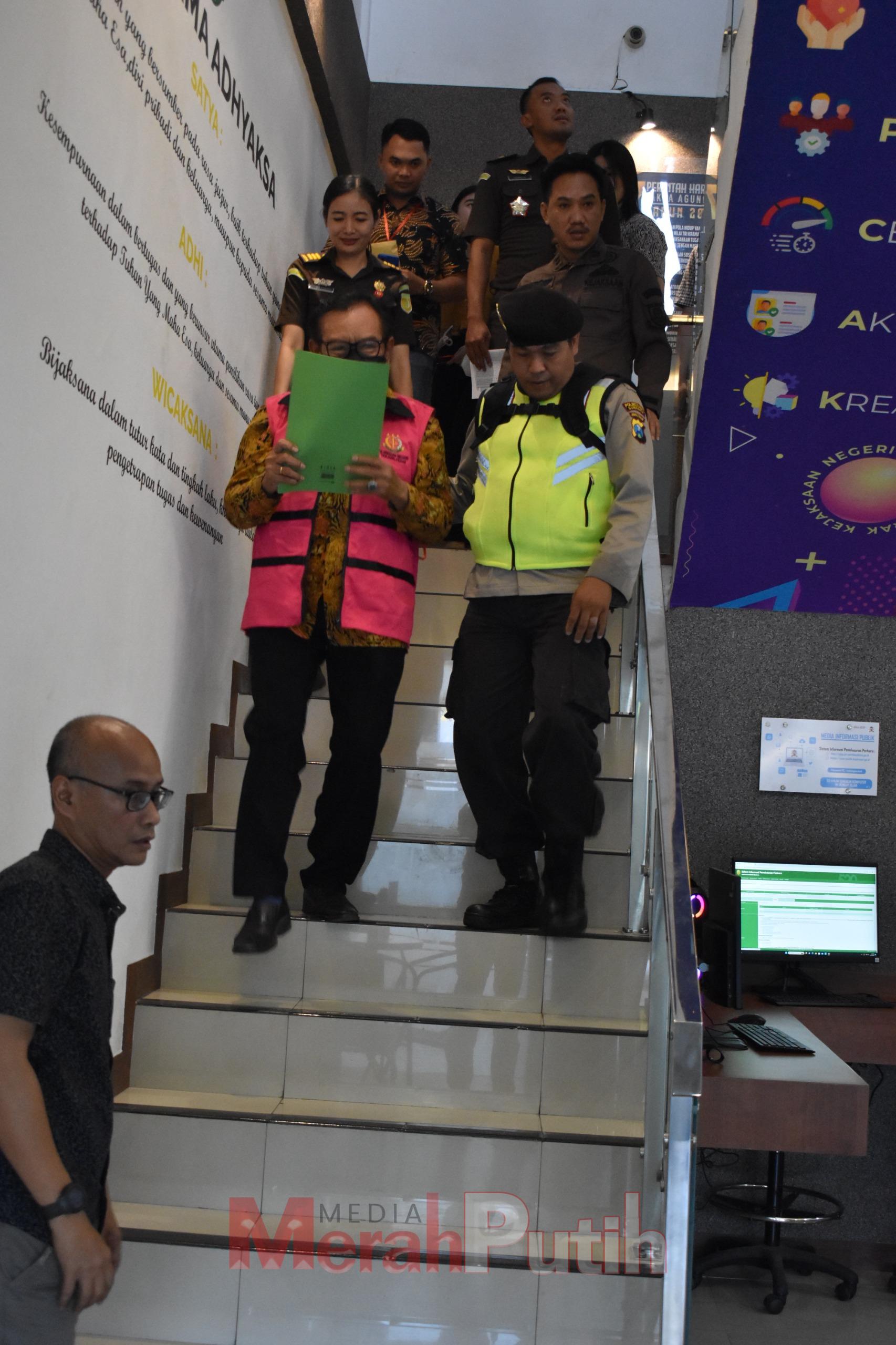 Kejari Tanjung Perak menahan MH yang merupakan Kepala Cabang PT Perikanan Nusantara dalam kasus korupsi pengadaan bahan baku ikan tenggiri I MMP I Totok