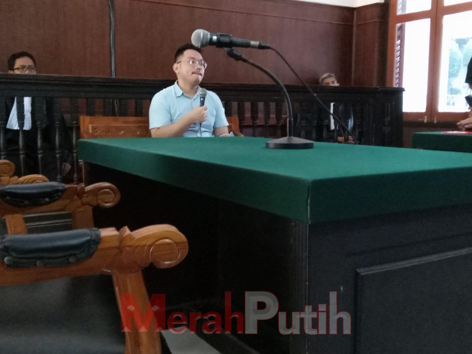 Saksi Alvin Yulius Hozana sebagai Investor saat memberikan kesaksian terkait dugaan penipuan investasi berkedok frozen food di PN Surabaya, Senin (16/10) I MMP I Totok Prastyo