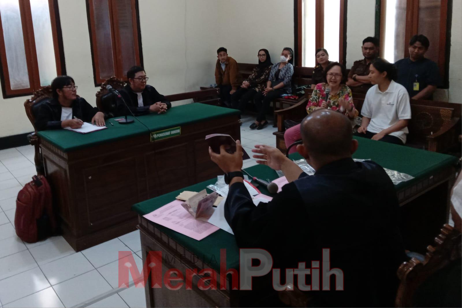 Wang Yali WNA asal Tiongkok memberikan keterangan melalui penerjamanya dalam kasus pemalsuan paspor di PN Surabaya, Senin (23/10) I MMP I Totok Prastyo