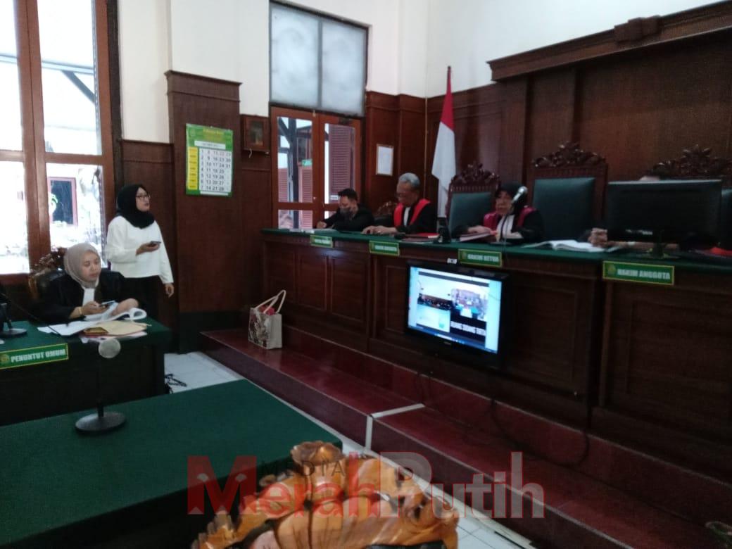 Sidang secara virtual (Video call) di ruang Tirta 2 PN Surabaya tanpa di hadiri langsung terdakwa Dio Akbar I MMP I Totok prastyo