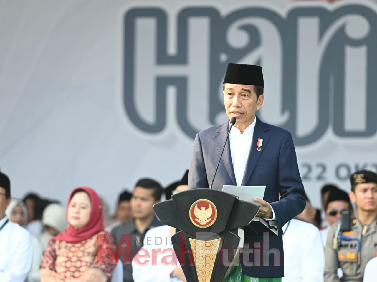 Presiden Joko Widodo ketika bercerita bahwa Hari Santri Nasional ini merupakan awal permohonan dari kiai dan santri dalam sambutannya usai menjadi pembina pada upacara peringatan Hari Santri 2023 yang yang pertama kali digelar di Kota Surabaya, Minggu (22