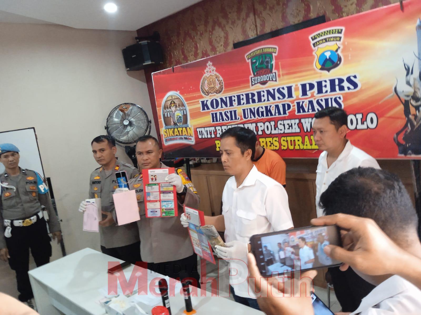 Kapolsek Wonocolo, Kompol M Soleh gelar press release di Mapolsek Wonocolo sambil membeber barang bukti dan tersangka Sendy alias Eza (22), Senin, (30/10) I MMP I dms