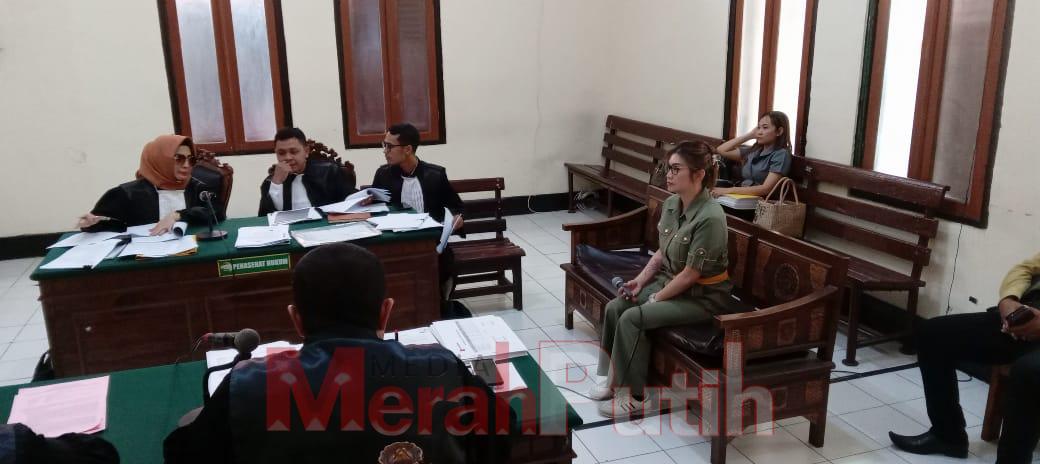 Regina Agenes Wahyu Nurhayati selaku Direktur PT. Kreasi Energi Alam (KEA) saat memberikan keterangan saksi di ruang Garuda 1 PN Surabaya. Selasa (31/10)