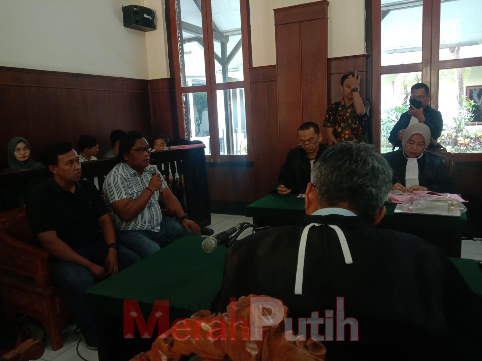 saksi penangkap dari anggota Polisi yaitu M. Alfian ketika memberikan keterangan saksinya terkait perkara dua kurir sabu yang mereka tangkap di kawasan Pacar Kembang di ruang Tirta 1 Pengadilan Negeri (PN) Surabaya I MMP I Totok Prastyo