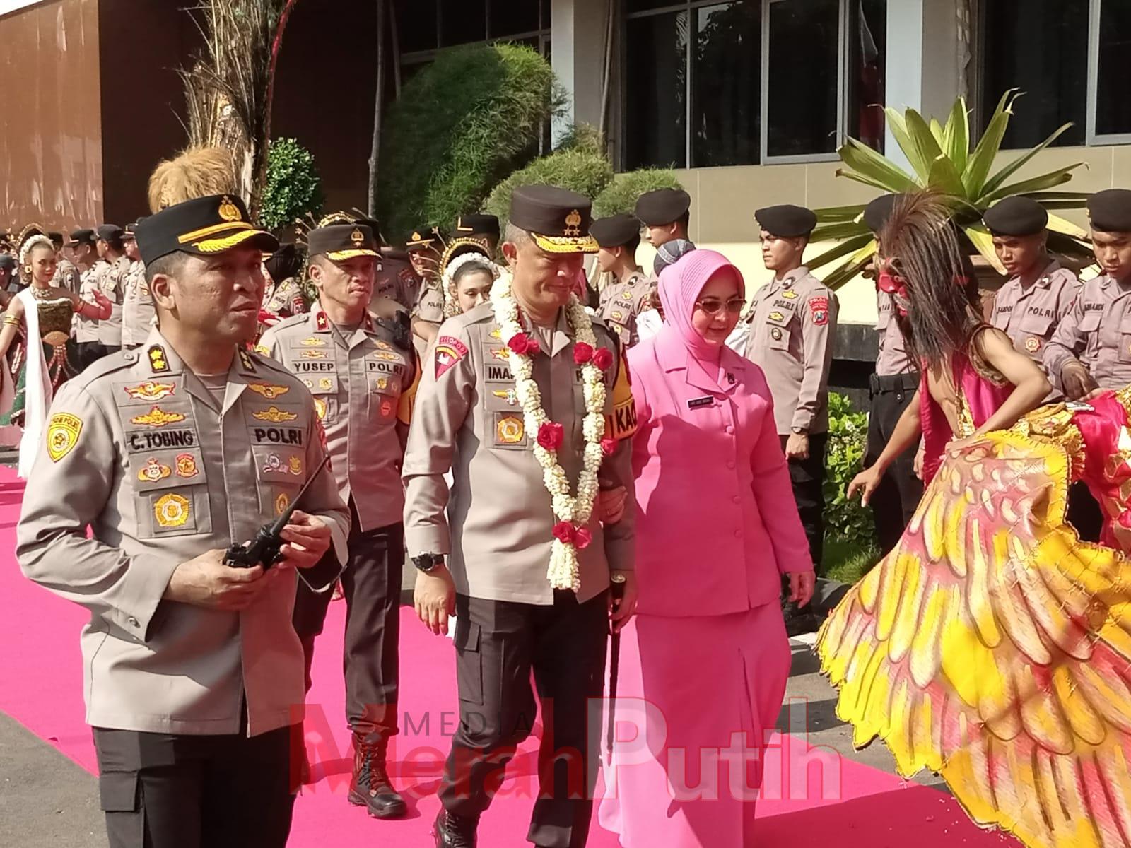 Penyambutan Kapolda Jatim yang baru, Irjen Pol Imam Sugianto saat sambutan menyusuri "red carpet", Senin, (30/10)| MMP/dms