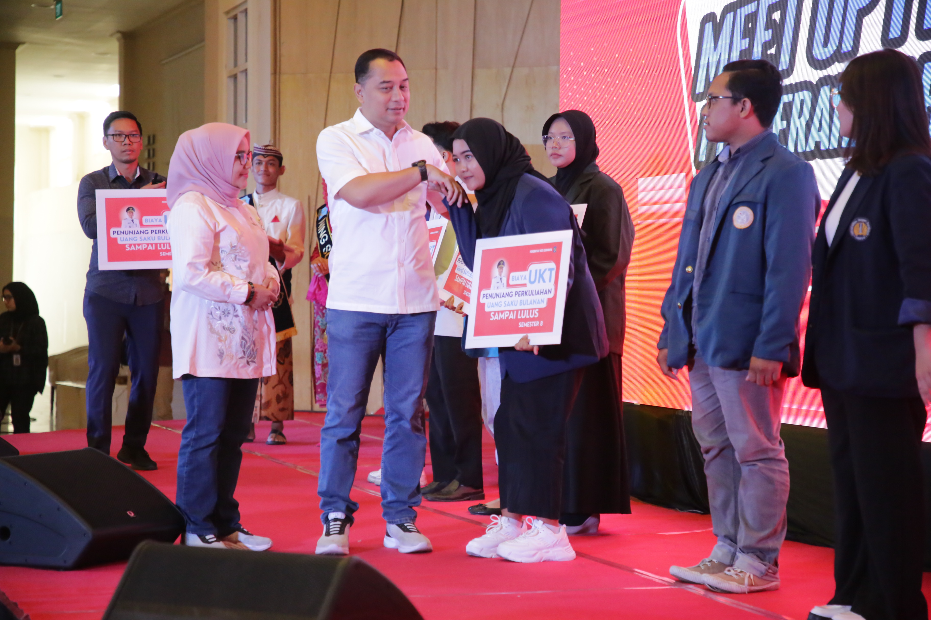 Wali Kota Eri membakar semangat para pemuda atau para mahasiswa usai menerima beasiswa dari Pemkot Surabaya I MMP I humas