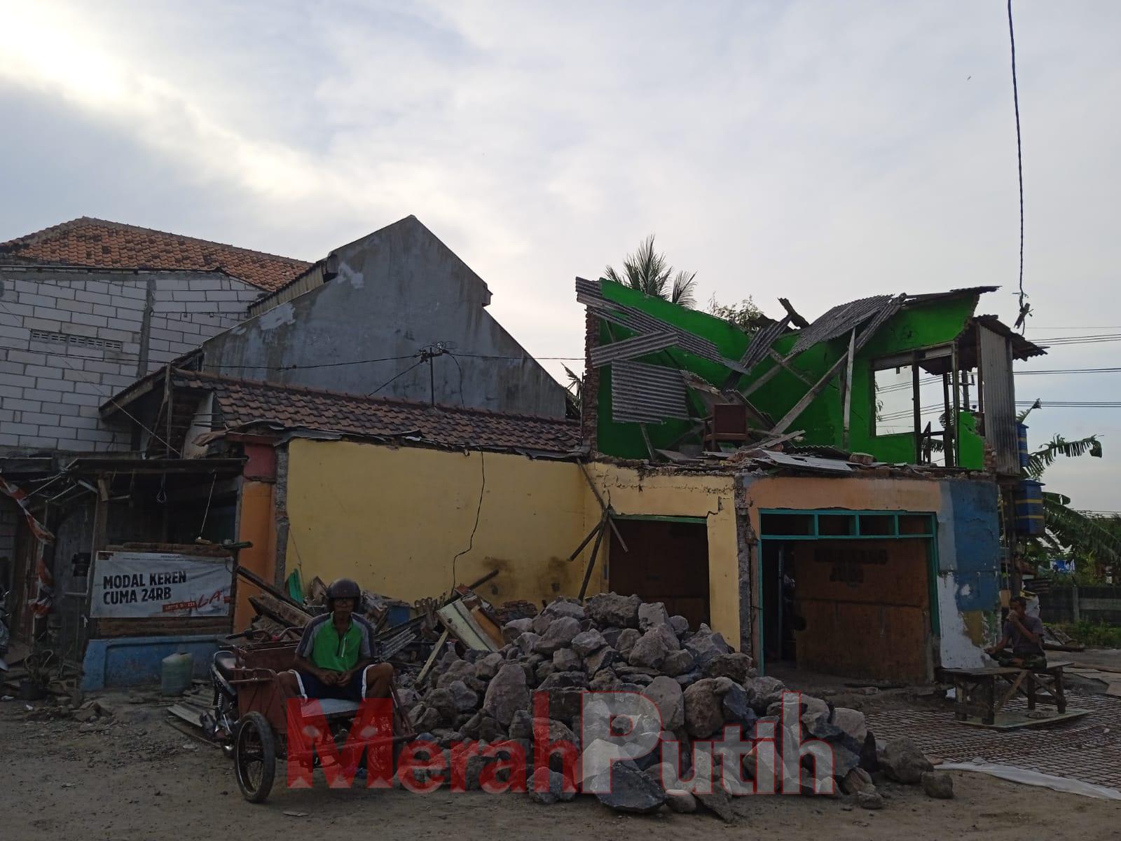 Bangunan roboh akibat proyek saluran yang bakal di bangun kembali oleh kontraktor berdasar keterangan warga setempat, Rabu (1/11). | MMP/dms