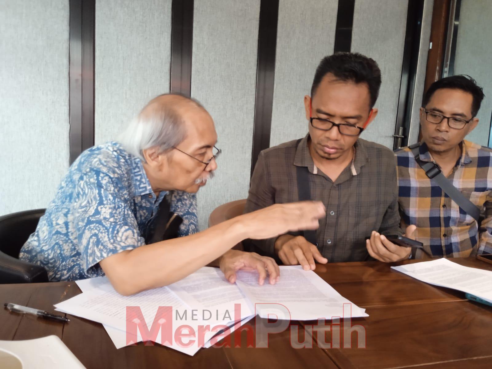 dr Totok Suhartojo membeberkan beberapa berkas kepada awak media I MMP I Dhimas Guruh 