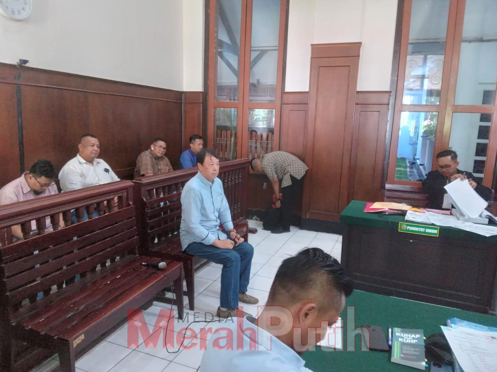Pelapor -Budiman Gandi Suparman saat memberikan keterangan atas kemelut dugaan pemalsuan surat untuk mengalihkan piutang pinjaman koperasi KSP Intidana ke nama Tiong Soen
