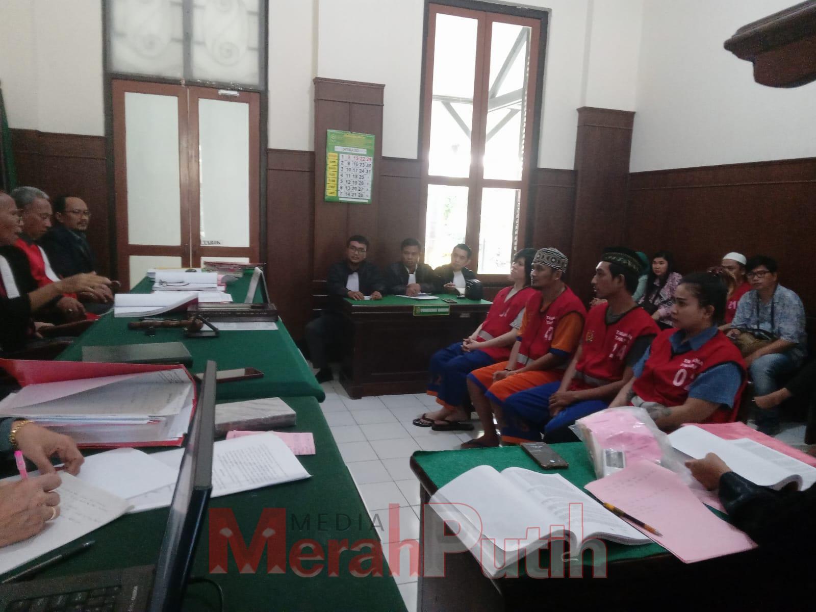 Para terdakwa yang terdiri dari oknum pengacara-polisi cepu dan kurir saat mengikuti sidang pemeriksaan saksi di Pengadilan Negeri (PN) Surabaya I MMP I Totok Prastyo