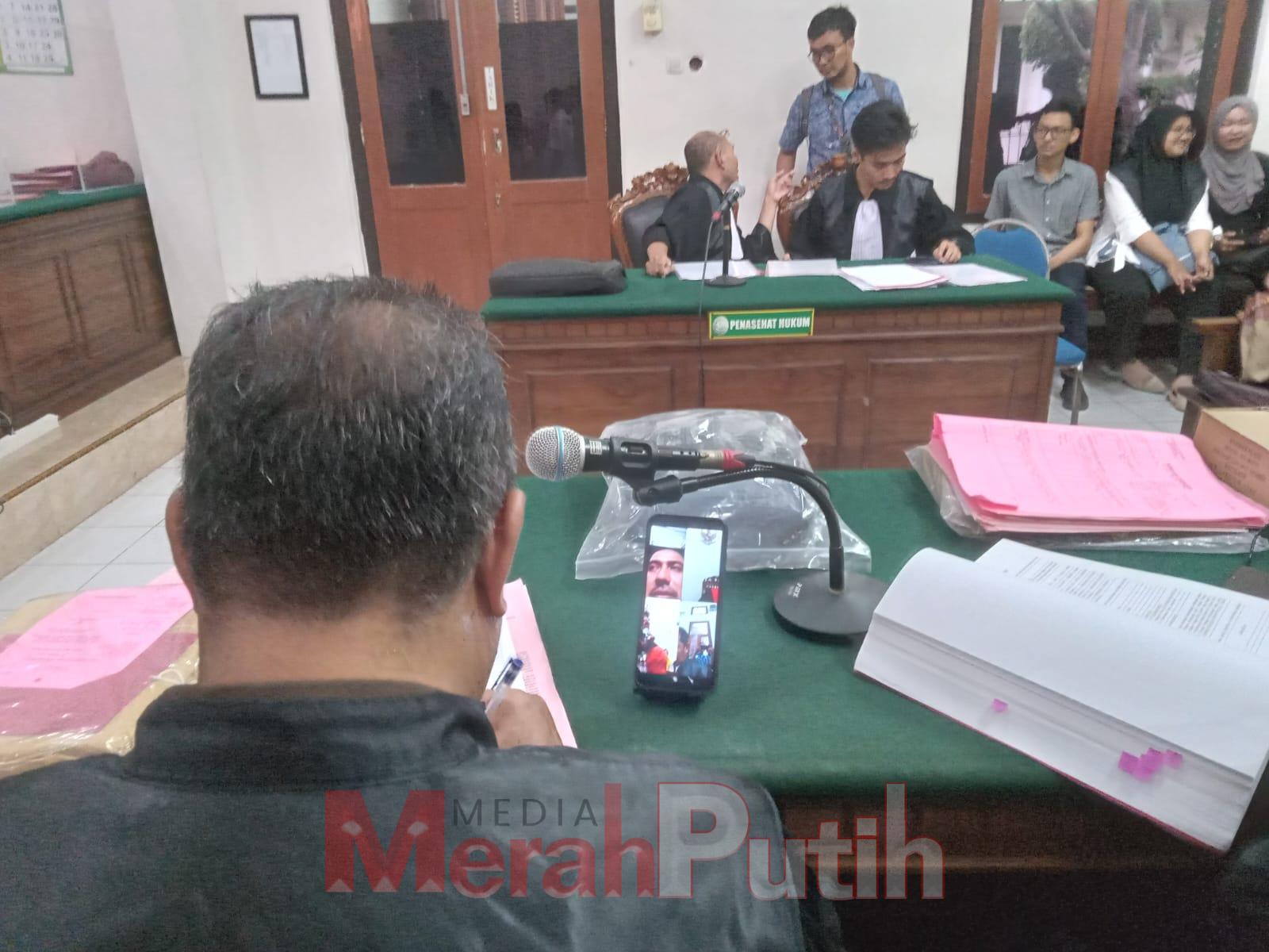 Terdakwa , Fathul Alim di seret ke rana hukum lantaran telah menilap ratusan juta uang milik customer untuk pengurusan STNK di Kredit Plus I MMP I Totok Prastyo