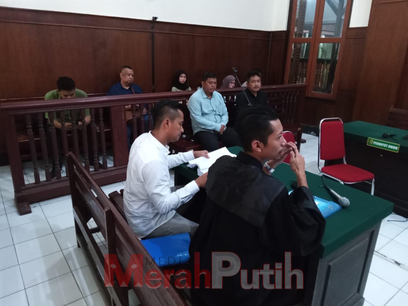 Dwi Kustantoro selaku pembeli Cessie dan saksi Manurung selaku Staf BPN Surabaya bagian Tanah dan Wakaf saat memberikan kesaksian dalam sidang lanjutan perkara dugaan pemalsuan surat, untuk mengalihkan piutang pinjaman koperasi KSP Intidana di PN Surabaya