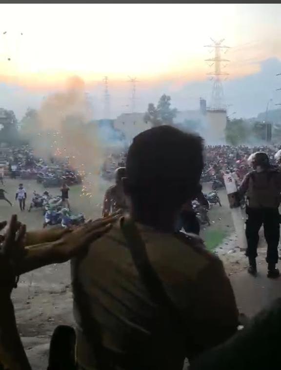 Diduga oknum anggota polisi menembakan gas air mata ke arah suporter usai pertandingan Gresik United vs Deltras Sidoarjo pada Liga 2 Indonesia yang digelar di Stadion Gelora Joko Samudro ,Minggu (19/11) I MMP I dok tangkapan layar 