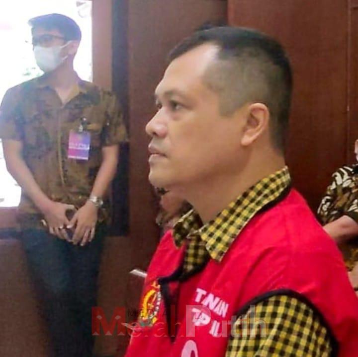 Indro Prajitno Komisaris Utama PT. Sumber Baramas Energi (SBE) saat mengikuti sidang di PN Surabaya I MMP I dok