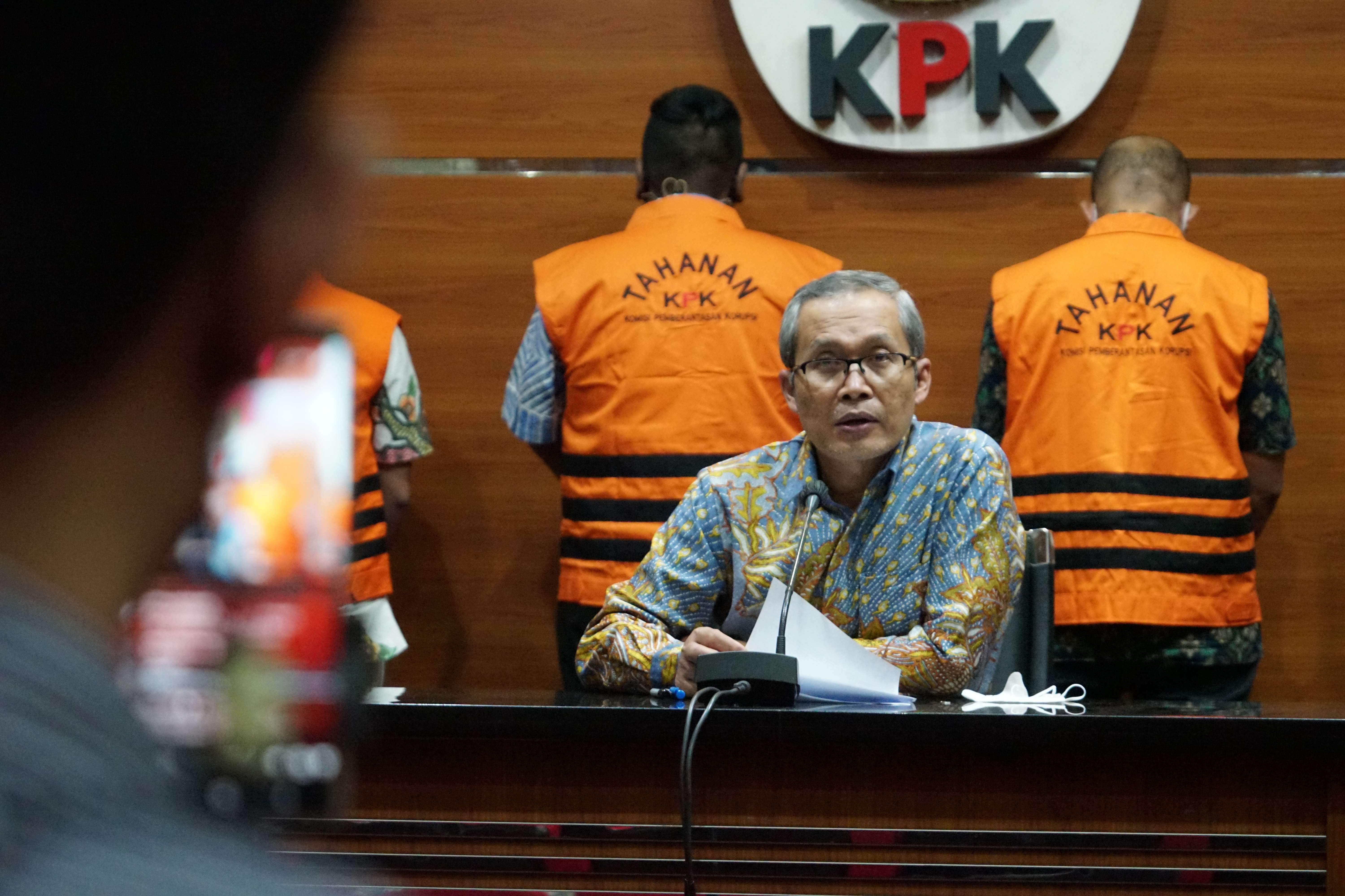 Wakil Ketua Komisi Pemberantasan Korupsi (KPK) Alexander Marwata menegaskan bahwa upaya untuk menjemput paksa tersangka adalah langkah yang diizinkan secara hukum, terutama jika tersangka telah diberikan pemanggilan yang patut namun memilih untuk tidak me