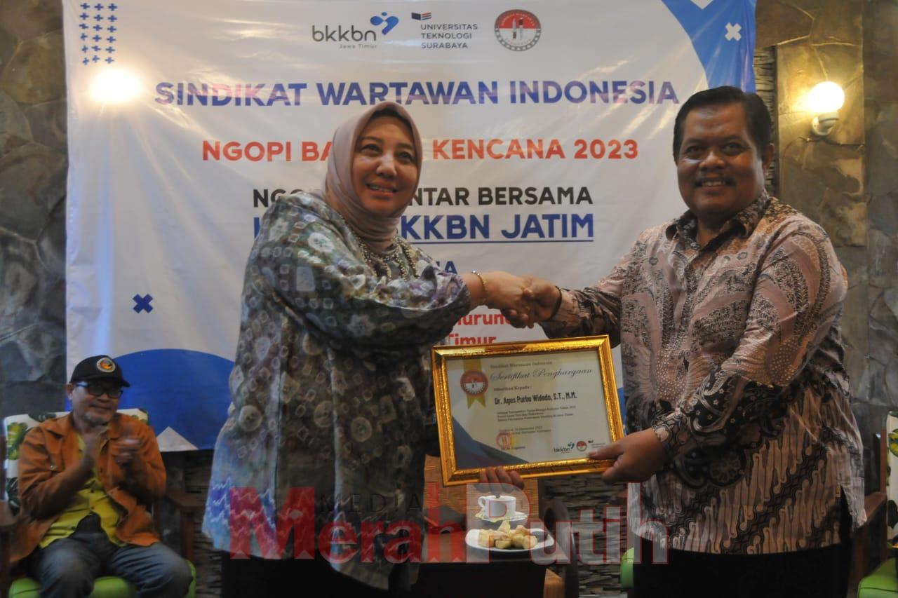 Kaper BKKBN Jatim, Dra Maria Ernawati MM memberikan sertifikat penghargaan kepada Wakil Rektor 1 Universitas Teknologi Surabaya, Dr Agus Purbo Widodo sebagai narasumber Ngopi Bangga Kencana 2023 bertajuk Peran Insan Pers dan Mahasiwa dalam Percepatan Penu