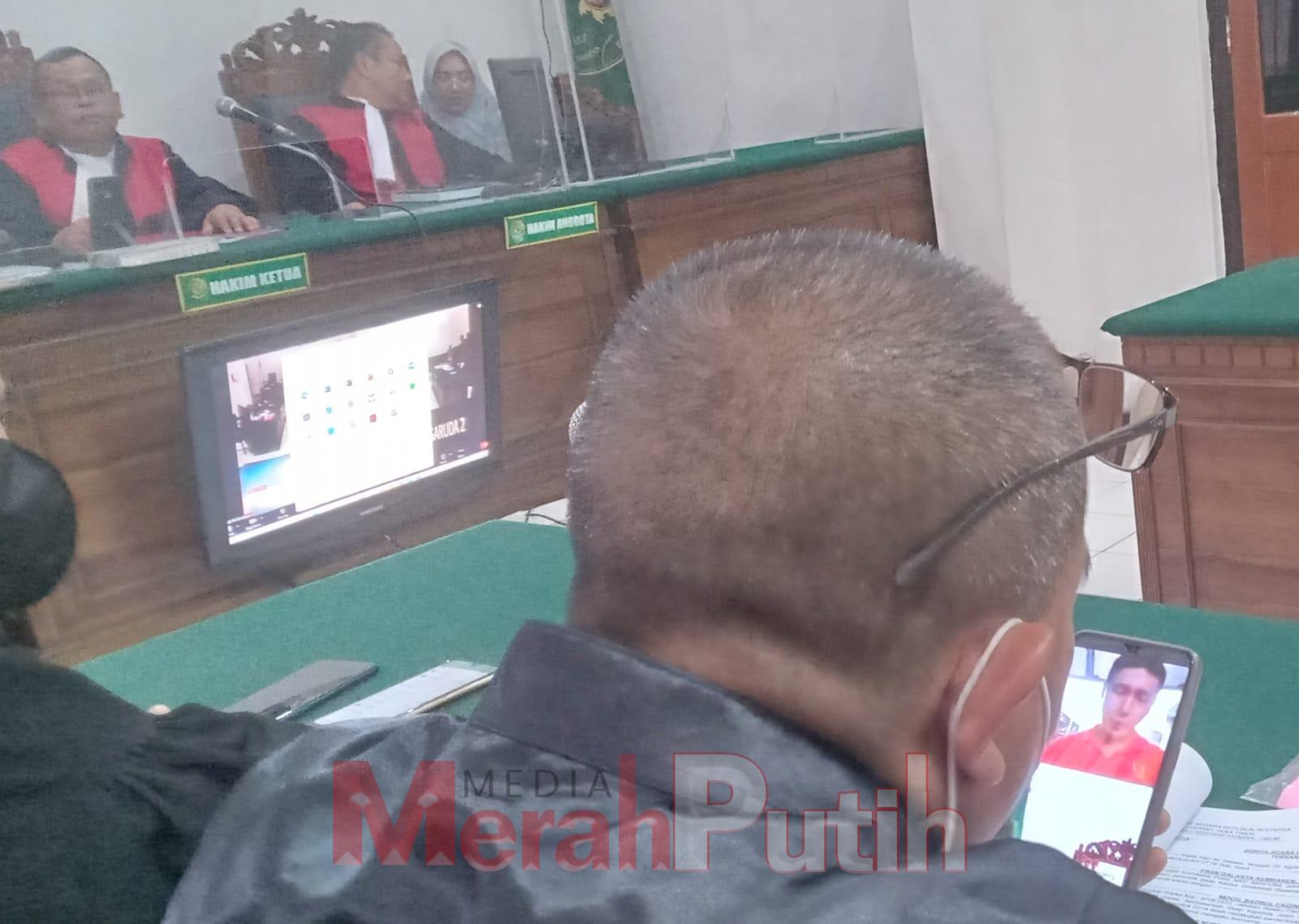 Terdakwa Yohanes Nurdiyanto saat menjalani sidang melalui sambungan Video Call di PN Surabaya, Rabu (13/12) I MMP I Totok Prastyo 