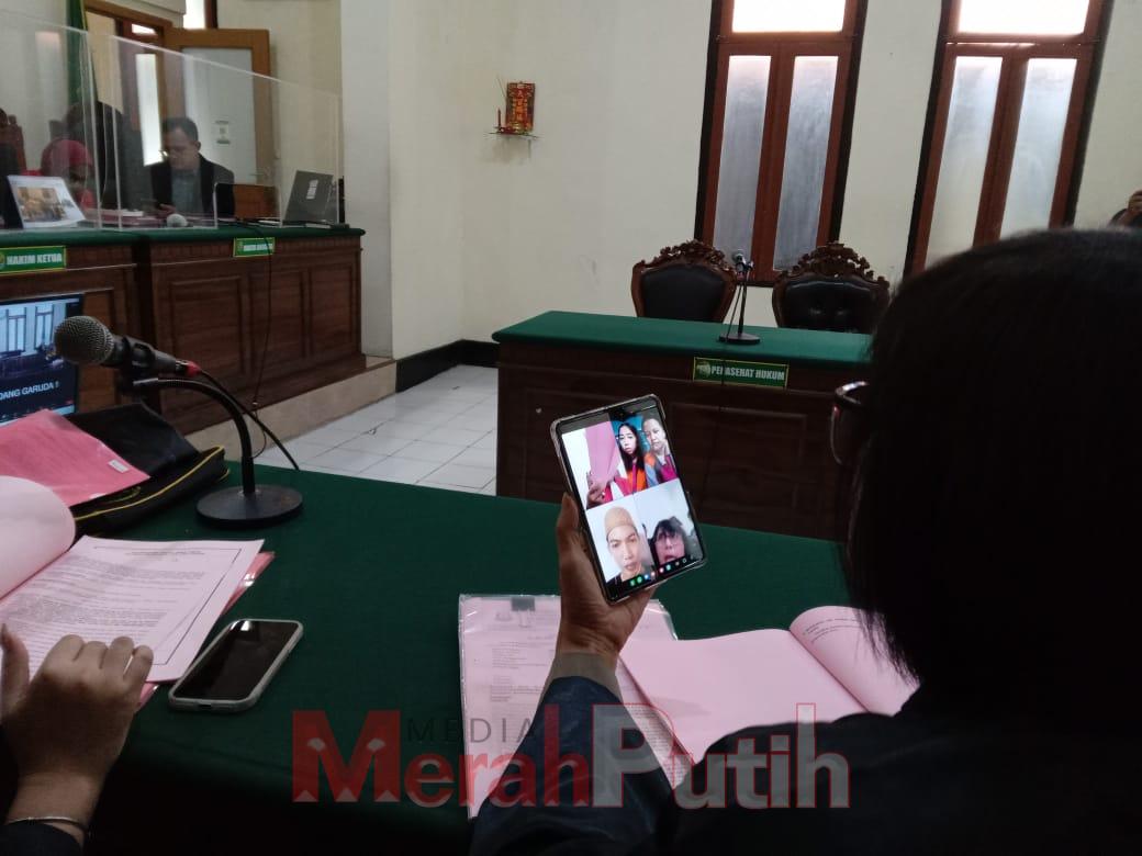 Menuntut terdakwa Rena Herda Risdiana dan Tommy Nugroho dengan Pidana penjara selama 10 bulan serta denda Rp 5 juta subsider kurungan 2 bulan.