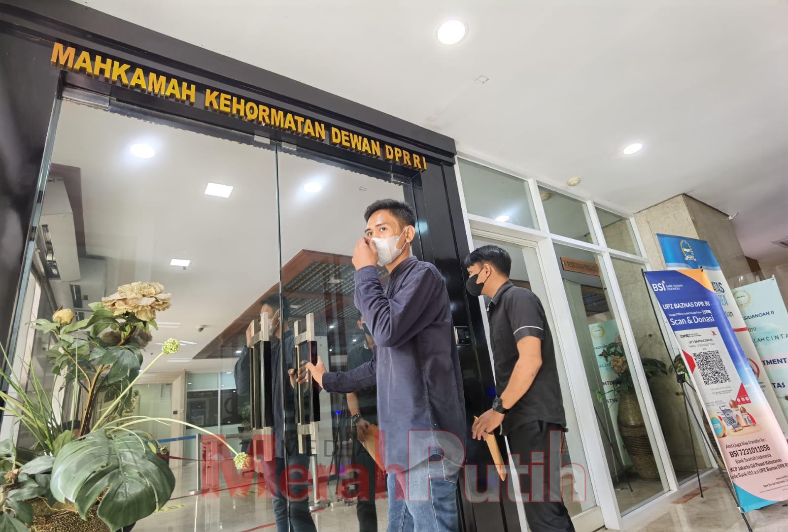 Kordinator Lembaga Swadaya Masyarakat Gerakan Masyarakat Anti Maksiat (LSM GEMAK), Moch Rifqi saat menyambangi Sekretariat MKD DPR RI Senayan Jakarta untuk memberika bukti dugaan perselingkuhan anggota DPR RI berinisial NS dengan seorang janda beranak 1 y