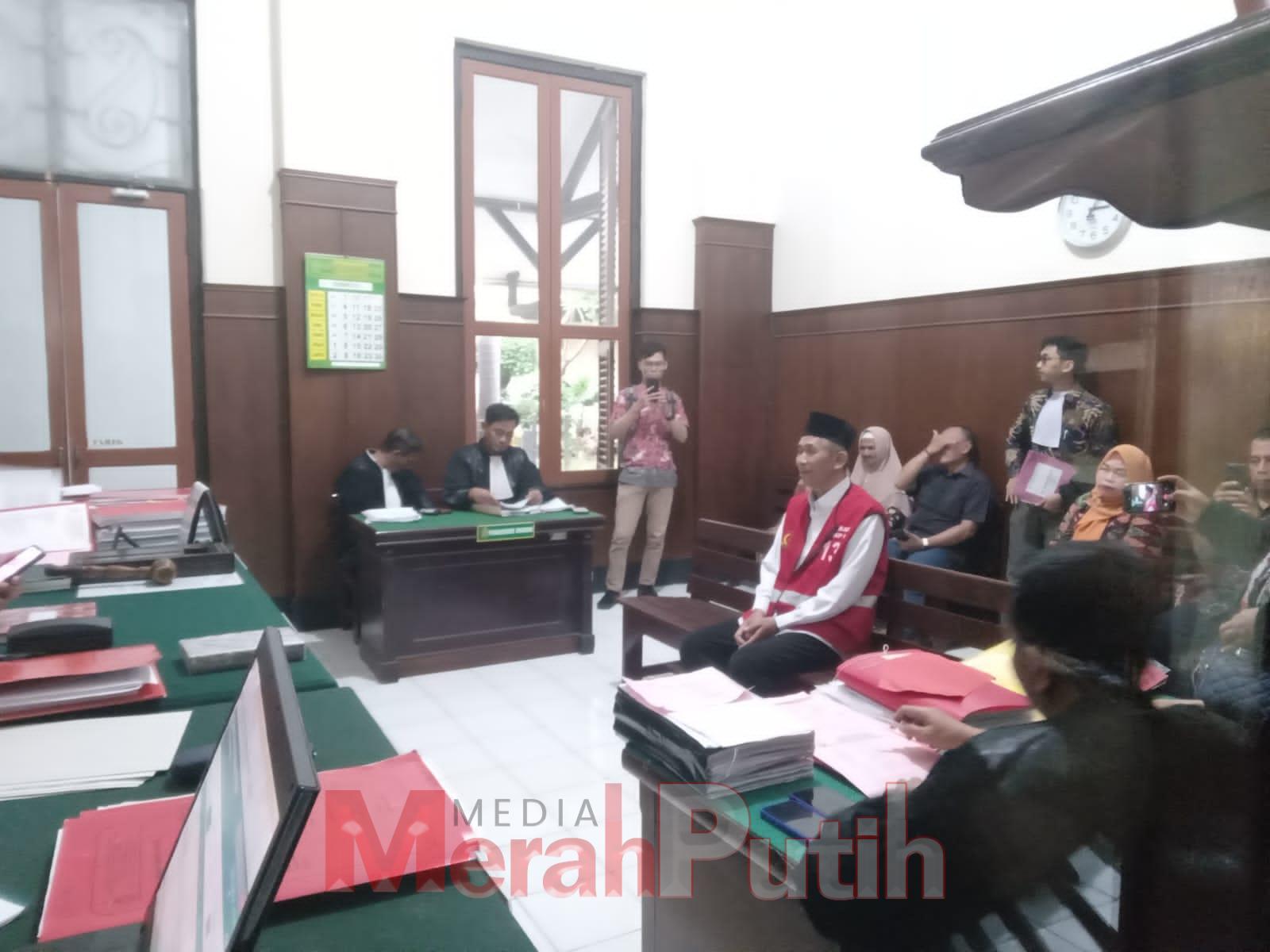 Terdakwa Imam Rojiki bin Damanhuri (55), menjalani sidang diruang Tirta 2 PN.Surabaya,