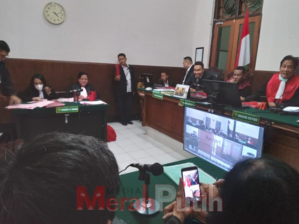 Sidang pembacaan tuntutan Jaksa di Pengadilan Negeri (PN) Surabaya . Salah satu terdakwa Baday Antariksa Indratra Tansyah yang berperan sebagai muncikari dituntut dengan Pidana penjara selama 4 tahun dan denda Rp 120 juta subsider 6 bulan kurungan, Senin 