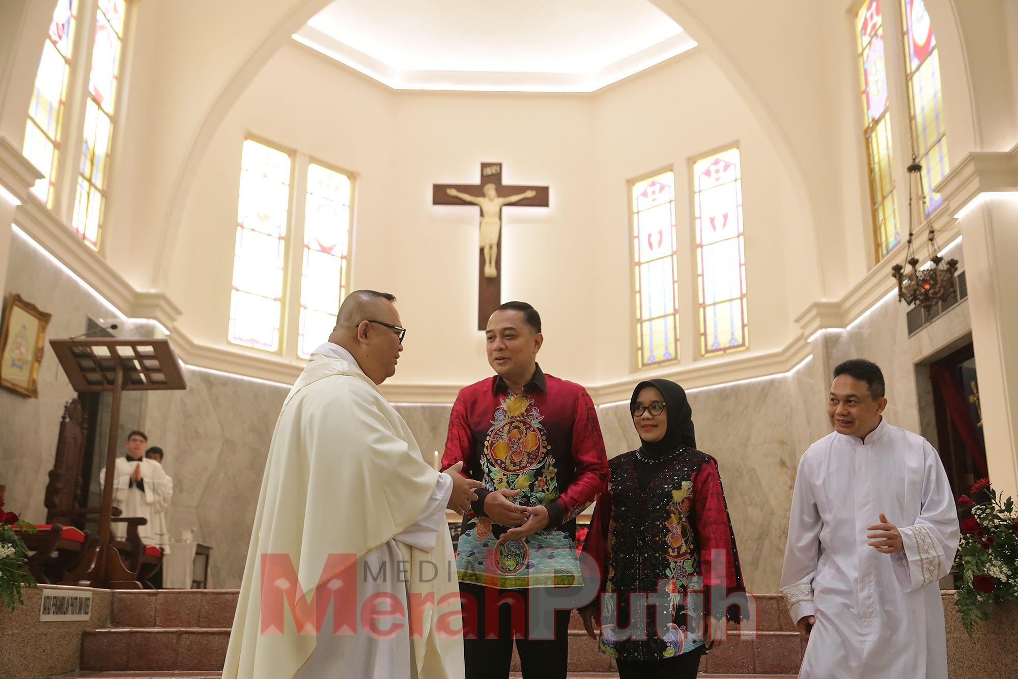 Wali Kota Eri bersama Ketua TP PKK Kota Surabaya Rini Indriyani Eri Cahyadi mengunjungi Gereja Katedral di Jl. Polisi Istimewa No.15, Keputran, Kec. Tegalsari, Surabaya, Gereja Maranata di Jl. Yos Sudarso No.4, Ketabang, Kec. Genteng, Surabaya, Gereja Maw