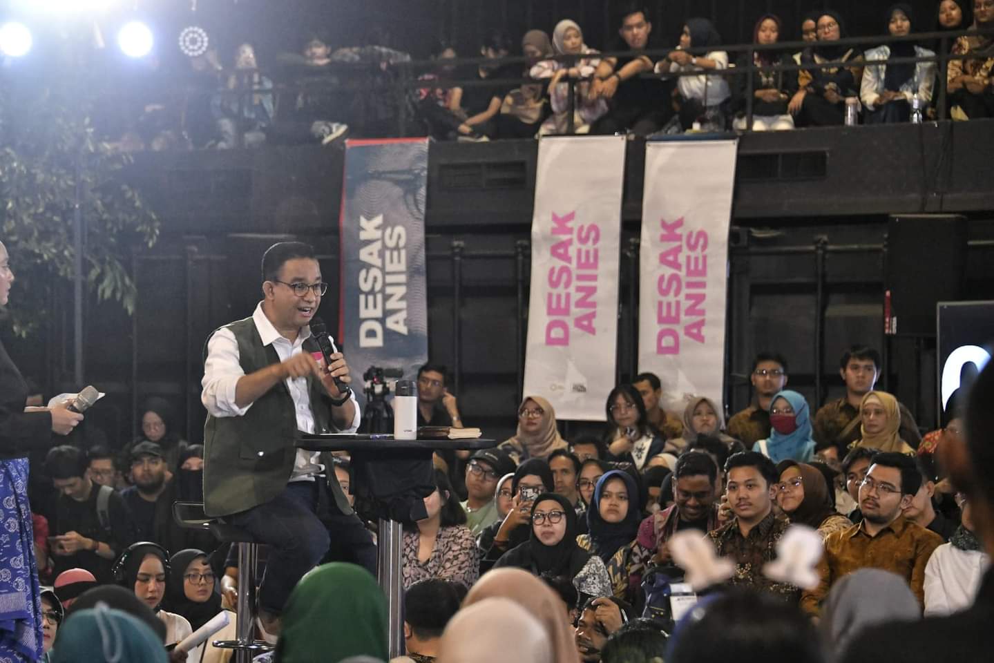 Dalam kesempatan menjawab sesi tanya jawab dengan wartawan setelah kunjungan pasar, Capres nomor urut 01, Anies Baswedan menekankan pentingnya netralitas dalam demokrasi. Paslon dari AMIN itu menyatakan bahwa menjaga netralitas merupakan landasan demokras