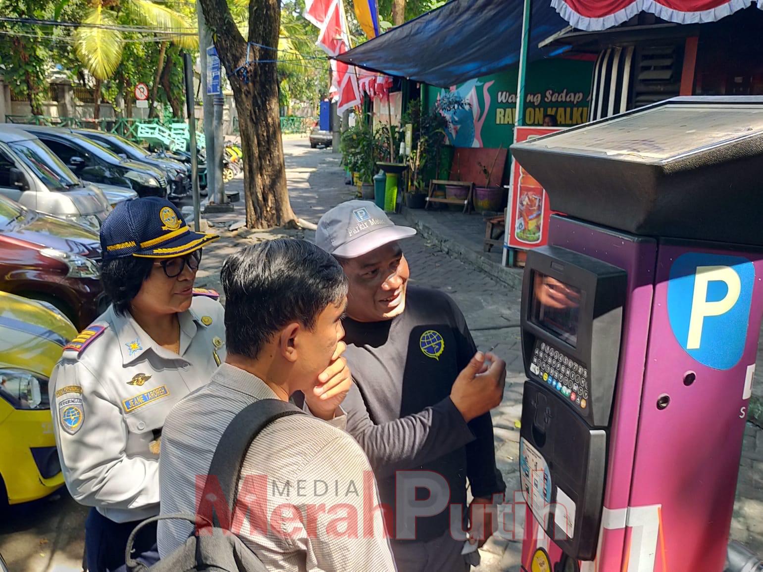 Ilustrasi pembayaran parkir Tepi Jalan Umum (TJU) melalui uang digital QRIS di Surabaya I MMP I dok Pemkot