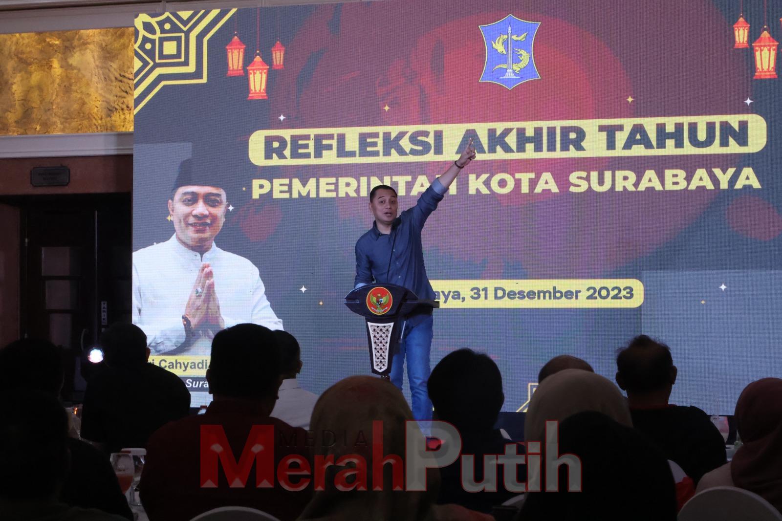 Dalam refleksi akhir tahun 2023, Wali Kota Eri Cahyadi mencontohkan, manajemen RSUD dr Soewandhie Surabaya setiap hari harus menyampaikan evaluasi terhadap pelayanan publik yang telah diberikan. Apakah pelayanan yang diberikan ada yang melebihi batas wakt