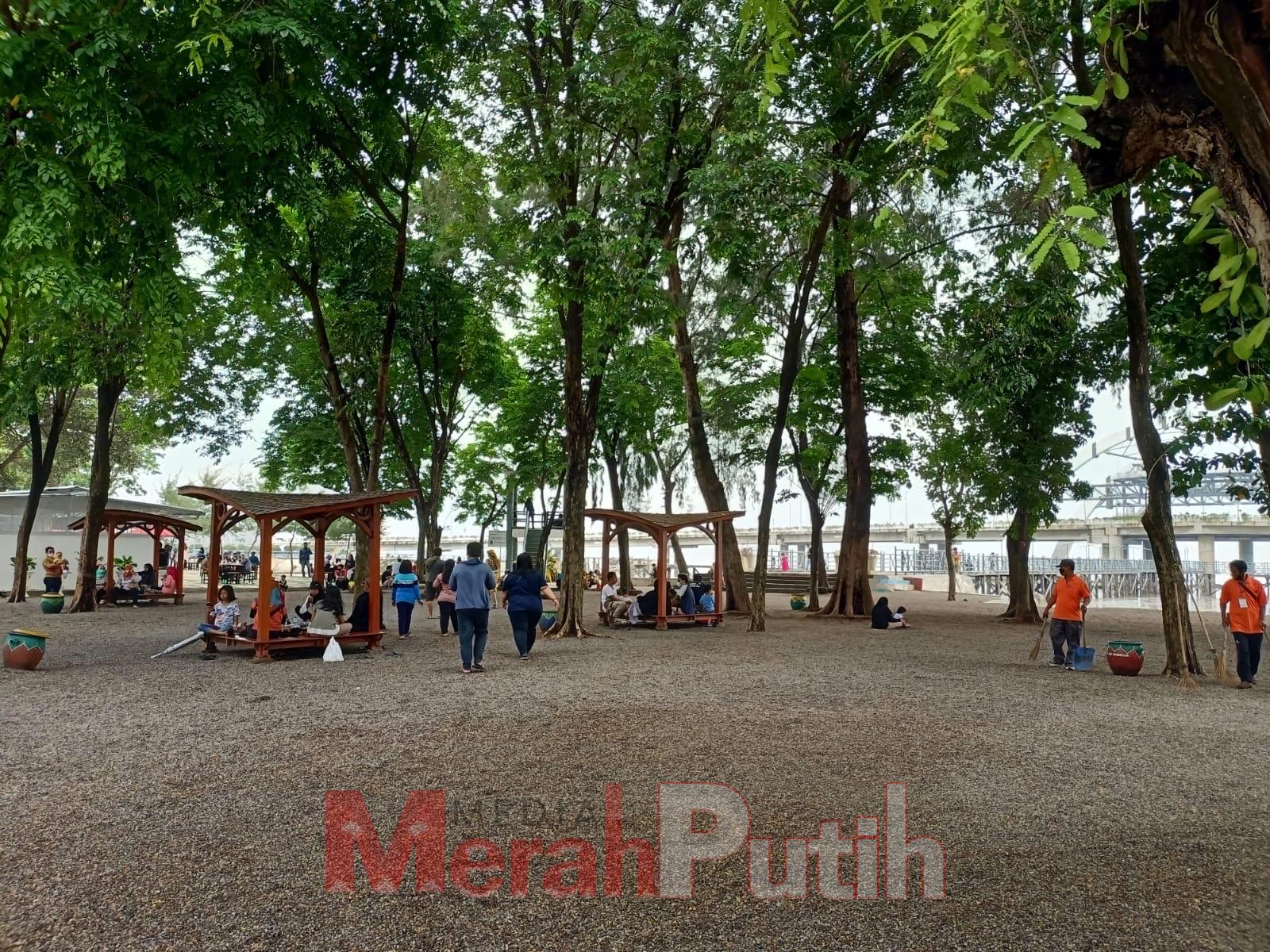Nantinya THP Kenjeran akan dipercantik dengan berbagai hal menarik. Mulai dari wahana baru, fasilitas baru, dan ada pula atraksi air mancur dengan konsep baru. Bukan itu saja, nantinya juga bakalan ada pasir pantai yang bisa digunakan sebagai tempat berma
