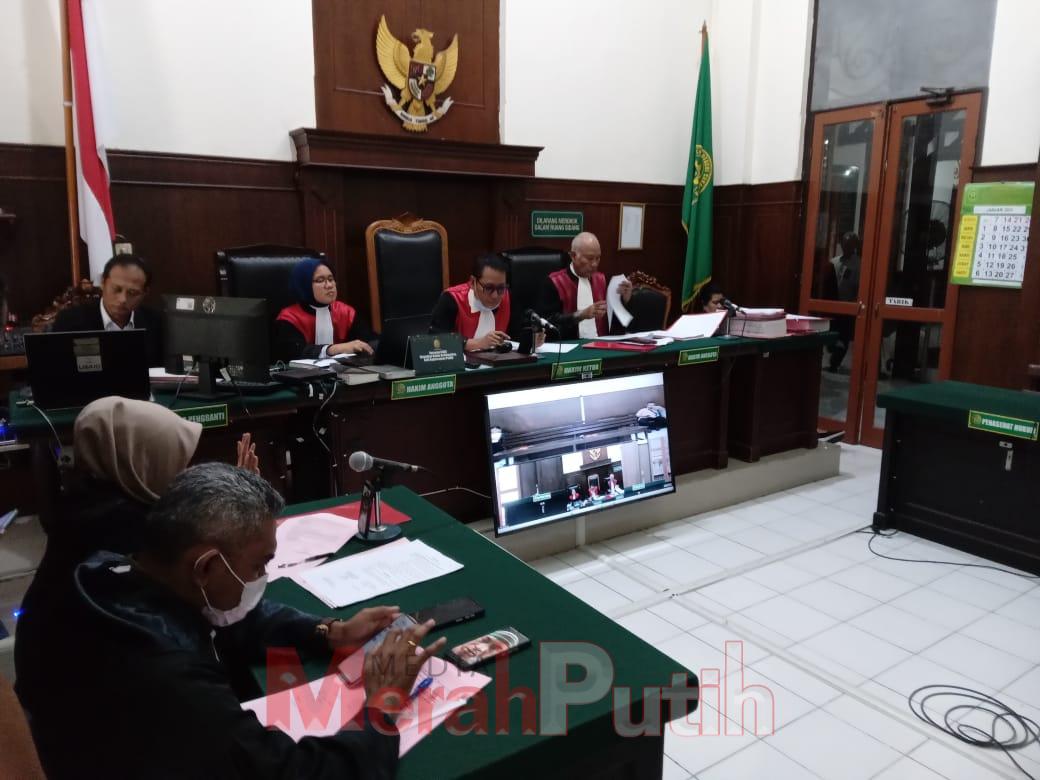 terdakwa Hengki Agung Prawiro saat mengikuti sidang putusan di ruang Kartika 1 PN Surabaya, Senin (08/01) MMP I Totok Prastyo