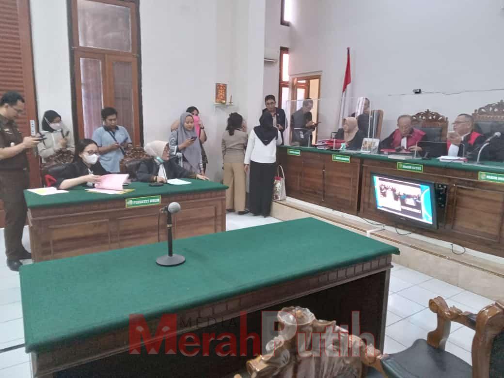 Dalam persidangan di Ruang Garuda 2 Pengadilan Negeri (PN) Surabaya, Jaksa Penuntut Umum (JPU) Nunung Nurnaini dan Djonni Samsuri dari Kejati Jawa Timur menghadirkan saksi Kunto Arief Wibowo dan Lianto Sugeng I MMP I Totok Prastyo