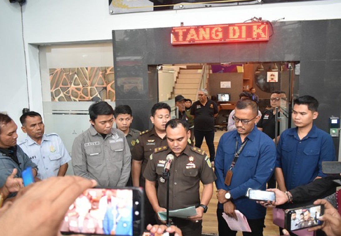 Kejari Tanjung Perak menyebut para tersangka melakukan tindakan melawan hukum, dengan membuat laporan keuangan dan perjanjian kepada anggota koperasi Primkop UPN Veteran Jatim secara fiktif. Sehingga mengakibatkan Bank Jatim Syariah Cabang Pembantu Suraba