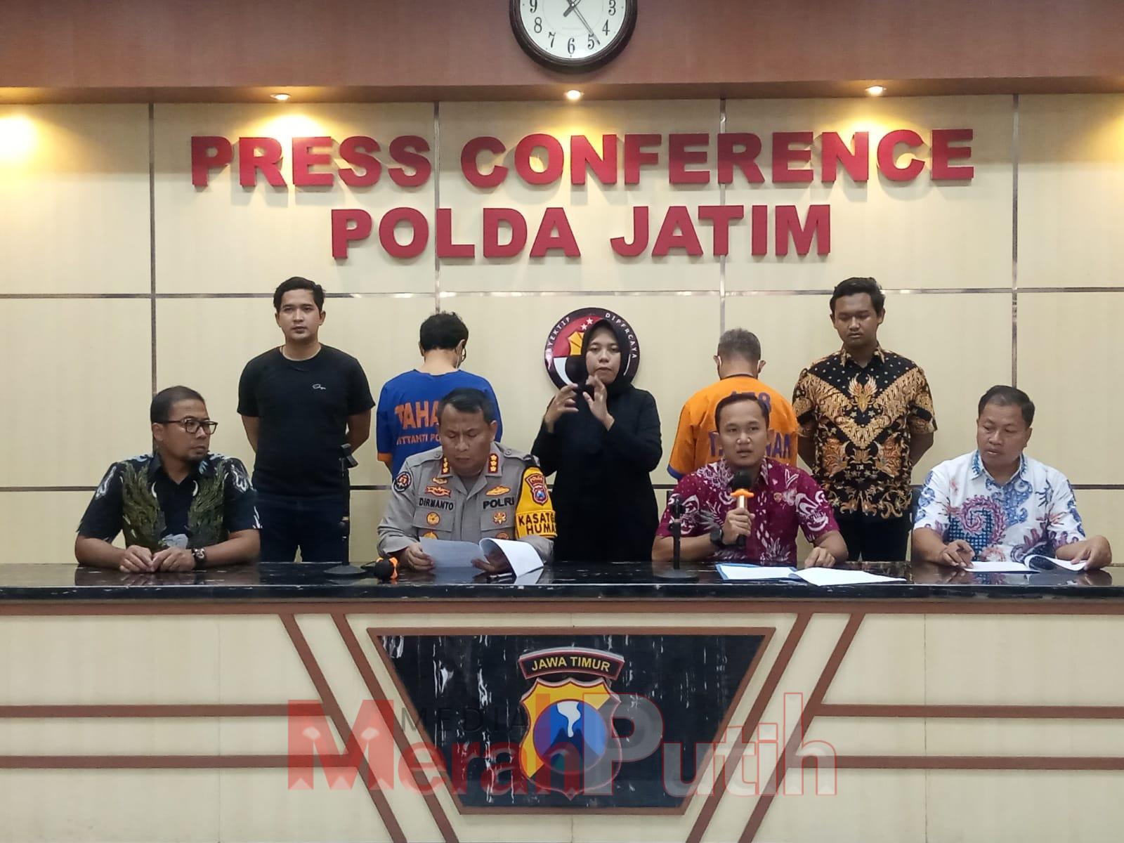 Dua dari empat tersangka penipuan CPNS saat dirilis di Gedung Humas Polda Jatim, Jumat (19/01) MMP I Dhimas Guruh 