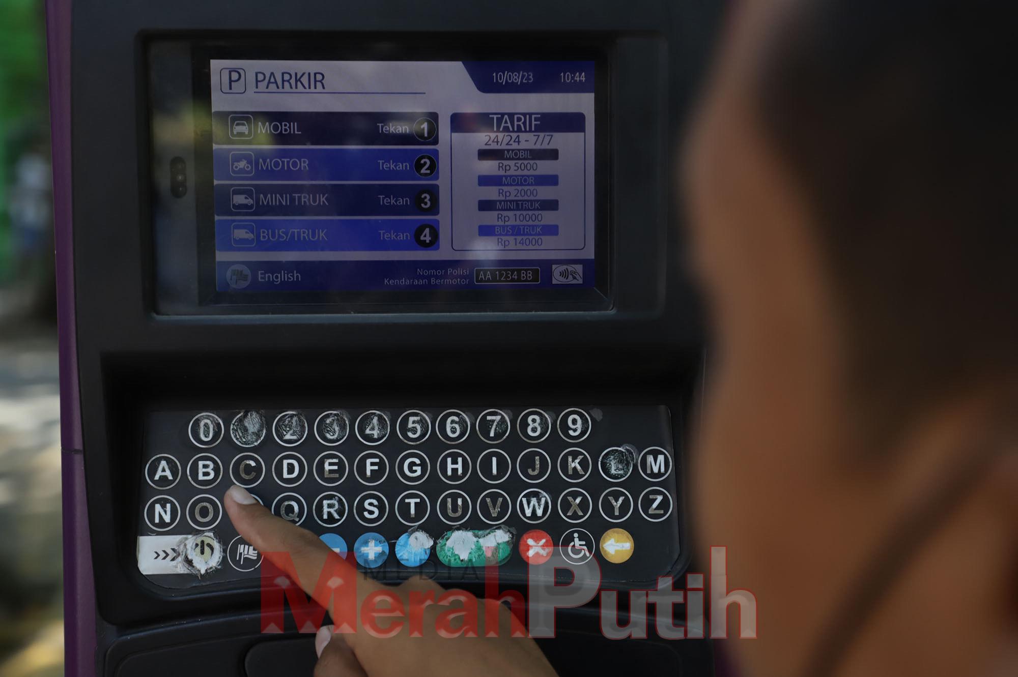 Menurut Wali Kota Eri Cahyadi Menurut dia, pembayaran parkir nontunai secara tidak langsung juga mengajarkan tentang kejujuran. Sebab, Pendapatan Asli Daerah (PAD) dari retribusi parkir, akan bisa diketahui secara pasti jumlahnya