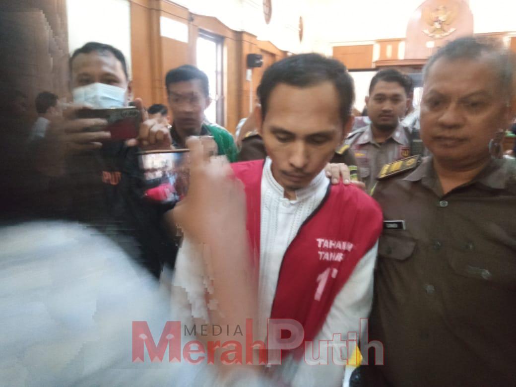 Rochmad Bagus Apriyatna alias Roy pembunuh Mahasiswi Ubaya divonis bersalah melakukan tindak pidana pembunuhan berencana terhadap Angelina Natania dengan pidana penjara selama 20 tahun I MMP I Totok Prastyo