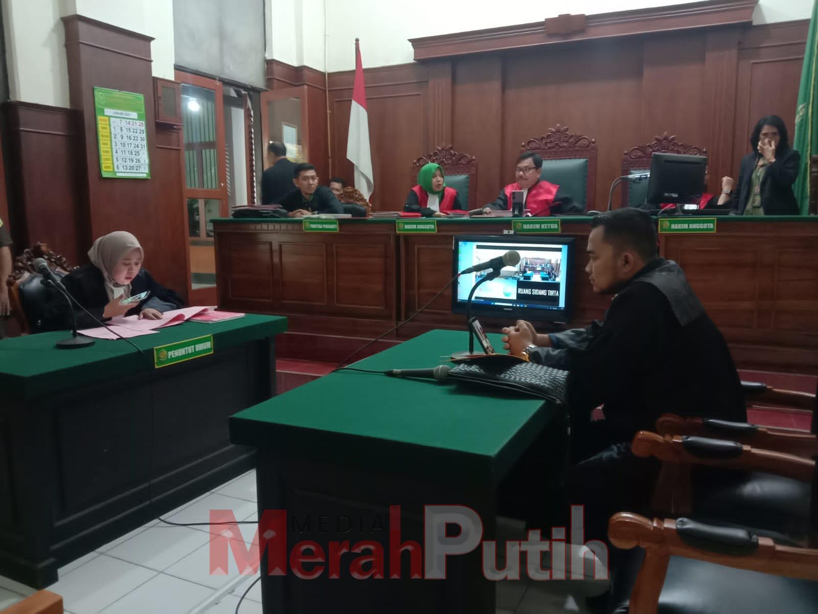 Terdakwa Rinaldi Syamsudin seorang Supervisor PT Tower Bersama Regional Jatim saat mengikuti sidang penuntutan dugaan tindak pidana penggelapan dengan jabatan yakni mengelapkan 29 unit genset yang merugikan perusahaan sebesar Rp 2,9 miliar I MMP I Totok P