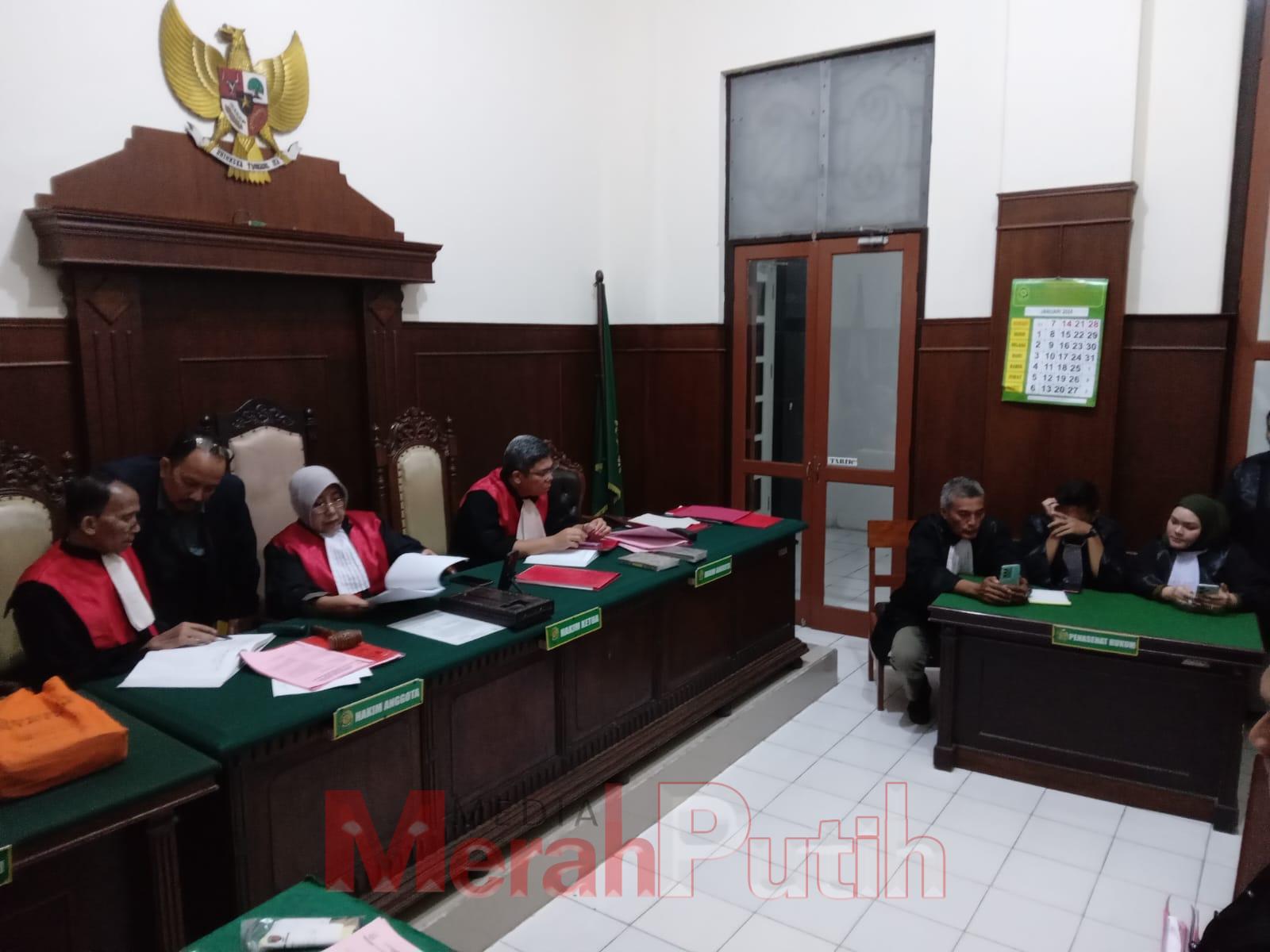 Dalam sidang vonis putusan terdakwa CV Aditamah Mandiri dengan pidana denda sebesar Rp 10 Miliar dan untuk terdakwa Amir bin Daeng (Alm) dengan pidana Penjara selama 7 tahun serta membayar denda Rp 10 Miliar subsider 3 bulan kurungan, di ruang Tirta 2 PN 