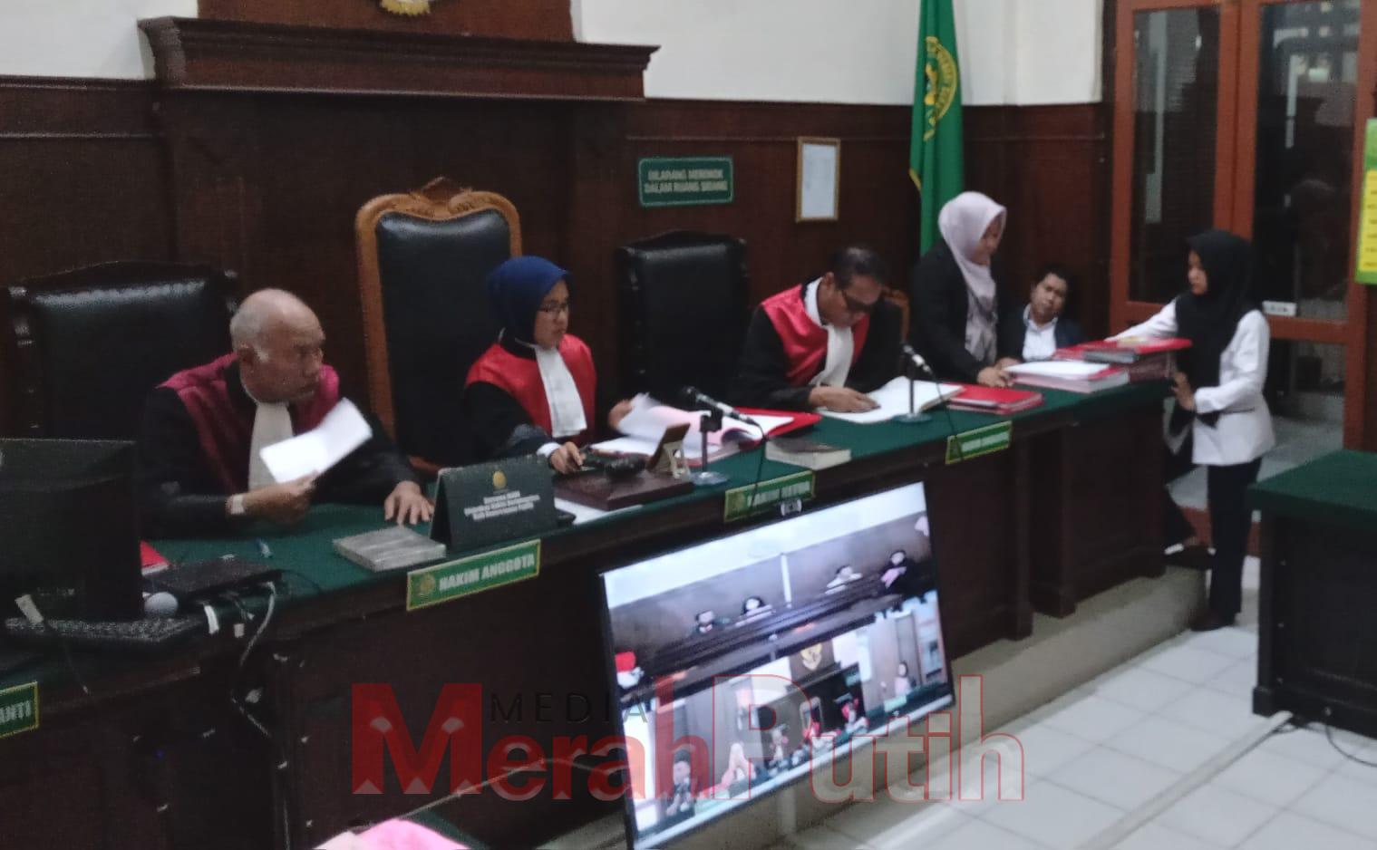Sidang putusan vonis terhadap terdakwa Naufan Putra Hidayatullah dan Tegas Ramadhani terkait pengedaran pil double L farmasi dan atau alat kesehatan yang tidak memenuhi standard dan atau persyaratan keamanan, kasiat/ kemanfaatan dan mutu di PN Surabaya, S