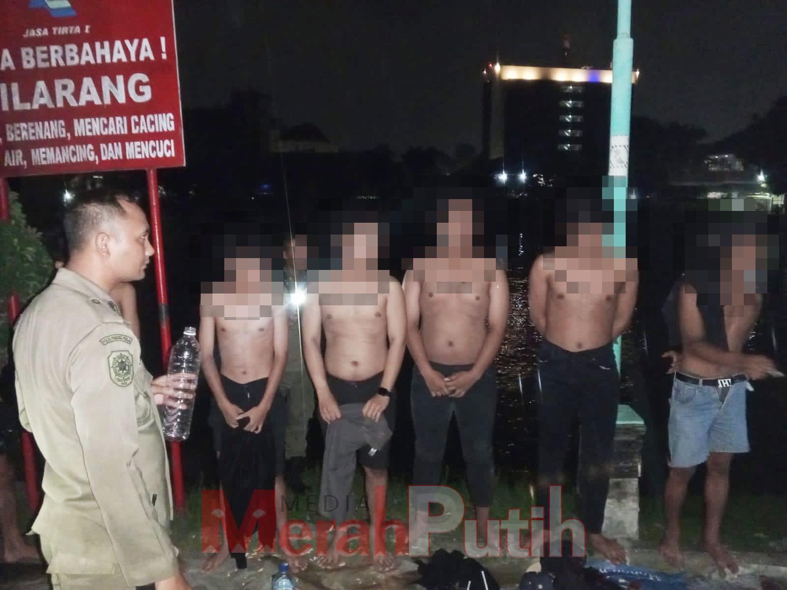 12 Remaja diamankan petugas Satpol PP Surabaya karena kedapatan sedang pesta miras di Taman Jagir Wonokromo pada Minggu (14/1/2024) dini hari.Petugas pun langsung membawa mereka ke kantor Satpol PP Surabaya I MMP I dok pemkot