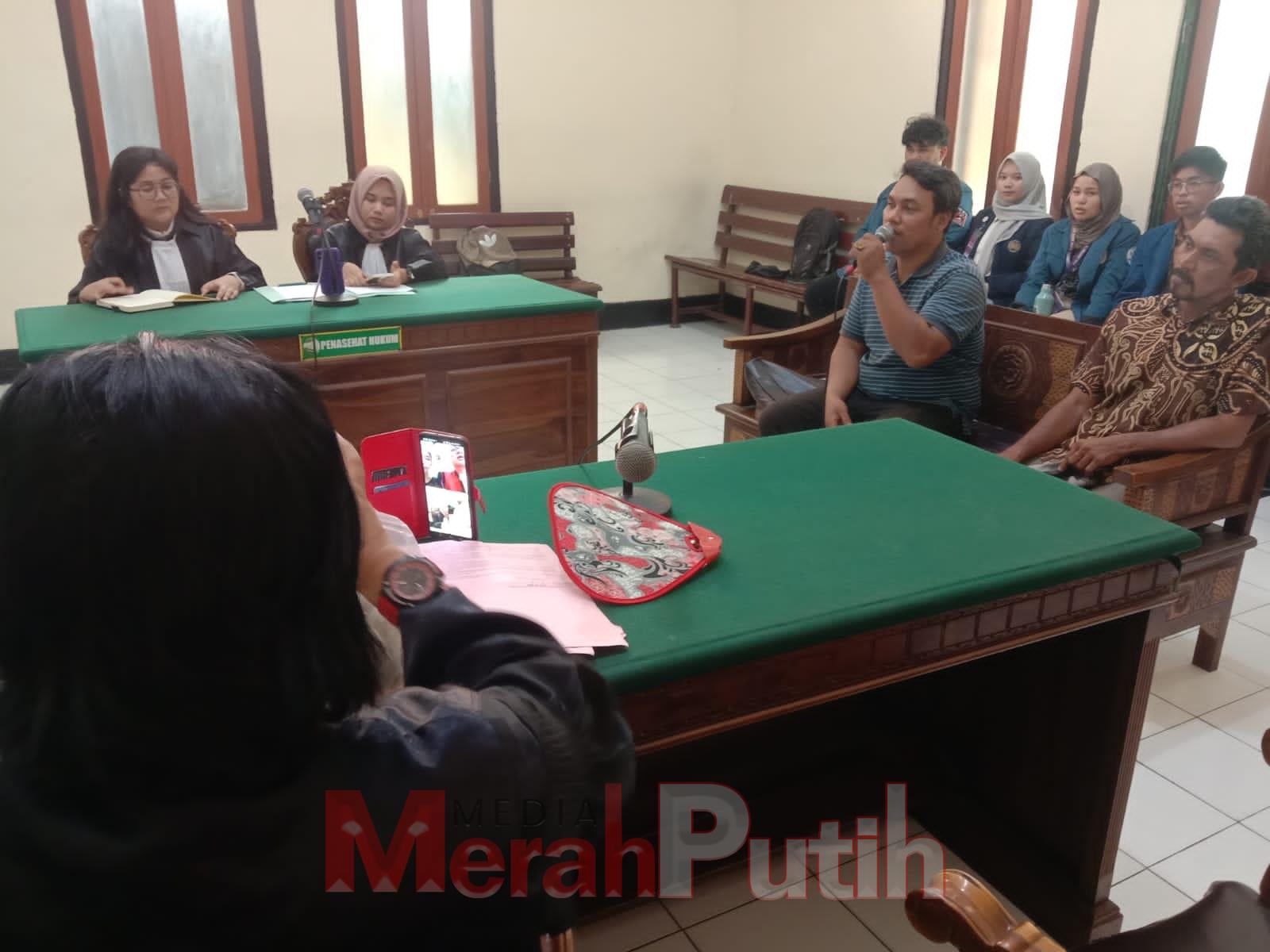 saksi korban Mohammad Nasir dan Agus yang merupakan suadaranya saat memberikan keterangan saksi di hadapan majelis hakim mengenai saat terjadinya perampasan disertai melukai dan pengancaman yang menimpanya, di PN Surabaya, Selasa (23/01) I MMP I Totok Pra