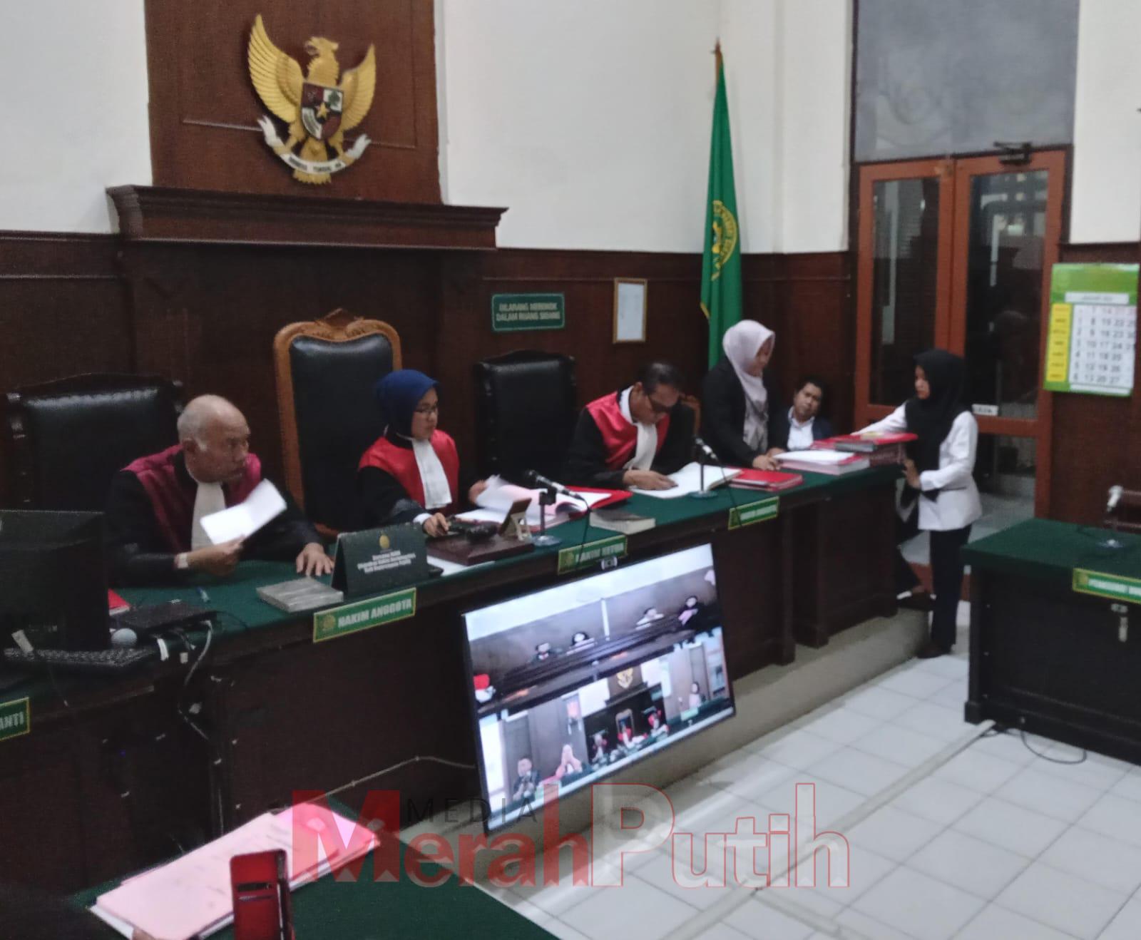 Dalam amar putusan Majelis Hakim Ni Putu Sri Indayani menyatakan Terdakwa Ahmad Fauzi Alias Mat Coleng Bin Abdul Aziz, tidak terbukti secara sah dan meyakinkan bersalah melakukan tindak pidana menyalahgunakan narkotika golongan I bagi dirinya sendiri I M