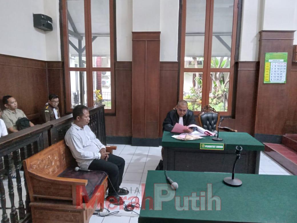 Dalam kesaksiaan penangkap, anggota dari Polda Jatim, Yulianto mengatakan, bahwa penangkapan terdakwa bermula adanya informasi tentang adanya penjualan pupuk yang melebihi harga yakni sekitar Rp 260 ribu. Kemudian ia tindak lanjuti dengan membeli pupuk te